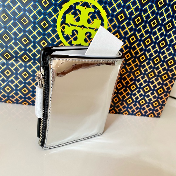 🍀NEW🍀🌈Tory Burch Robinson Mirror metallic mini wallet/silver - Picture 5 of 8